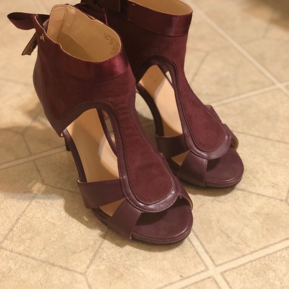 Shoes - Purple heels!!
